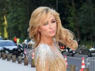 Paris Hilton w złocistym naked dress